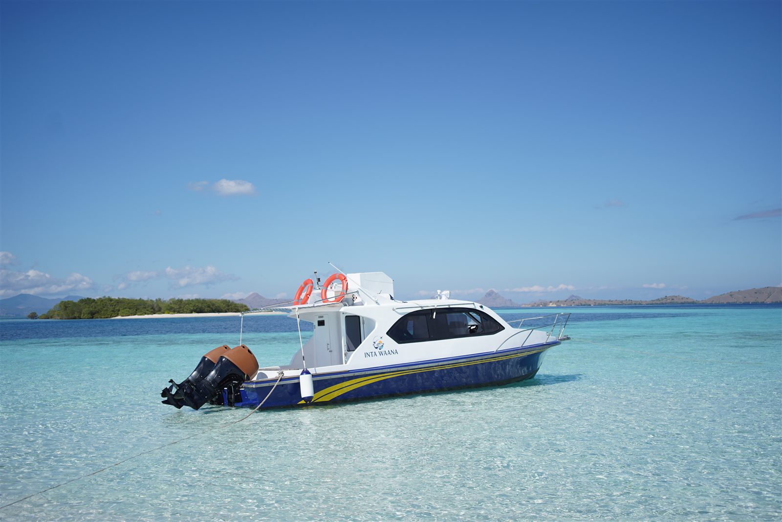 Speedboat Inta Waana di laguna toska Komodo